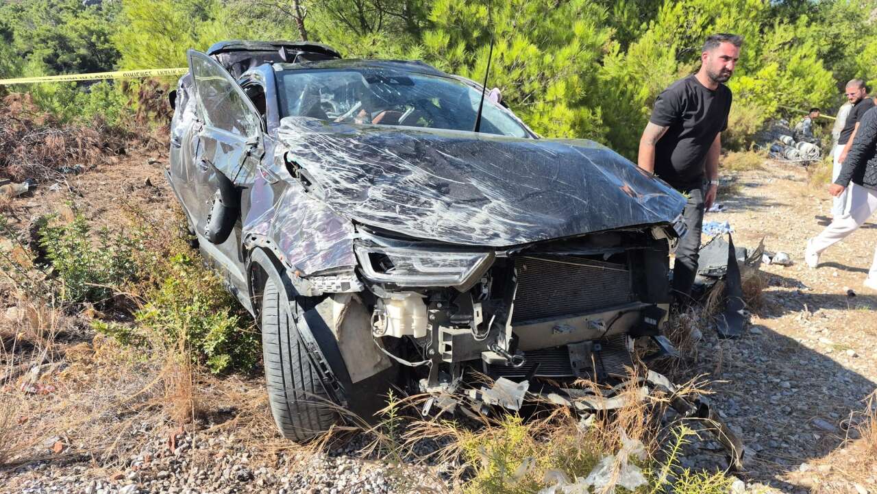 Bariyerlere çarpan otomobil takla attı! 20 yaşındaki Mustafa Alkan öldü 2
